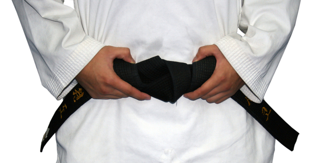 kimono s černým pásem často používané v japonských bojových uměních